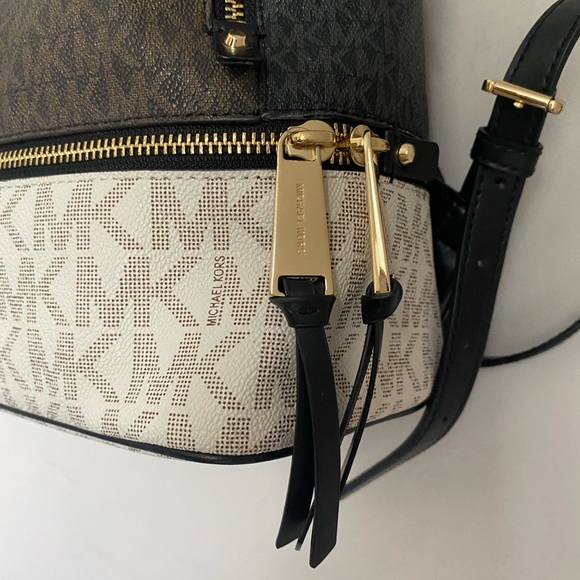 MICHAEL MICHAEL KORS Rhea Medium Logo Backpack - Picture 3 of 11